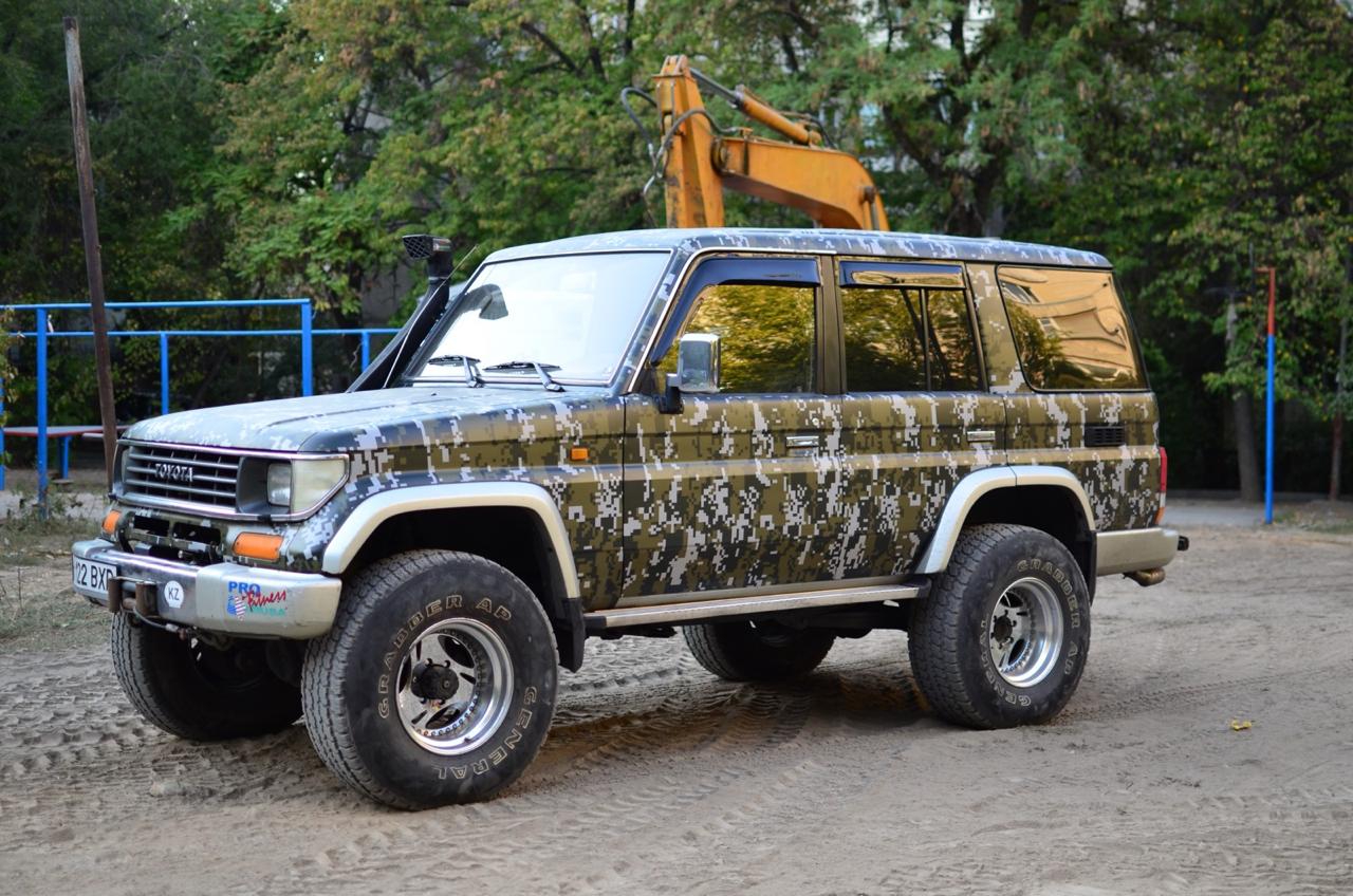 Toyota Land Cruiser Prado в камуфляжной оклейке после работы студии